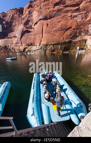 Glen Canyon, Arizona / USA - 30 ottobre 2014: Un gruppo di turisti caricati su una gommone per fare un viaggio lungo il Glen Canyon sul fiume Colorado. Foto Stock