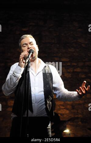 Il cantante francese Yvon Chateigner si esibisce dal vivo sul palco del Cafe de la Danse di Parigi, in Francia, il 6 novembre 2008. Foto di Helder Januario/ABACAPRESS.COM Foto Stock
