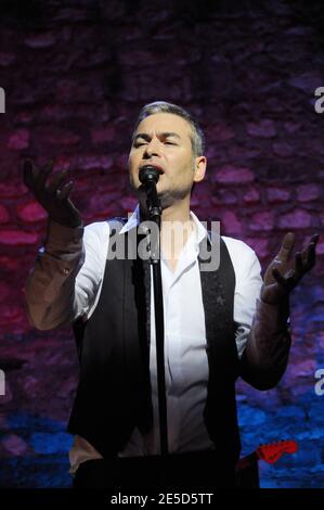 Il cantante francese Yvon Chateigner si esibisce dal vivo sul palco del Cafe de la Danse di Parigi, in Francia, il 6 novembre 2008. Foto di Helder Januario/ABACAPRESS.COM Foto Stock