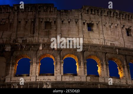 Primo piano del Colosseo di notte, Roma, Lazio, Italia Foto Stock