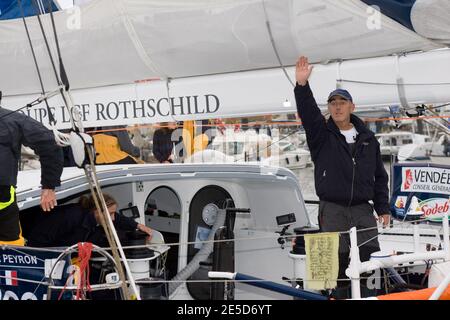 Lo skipper francese Loic Peyron poco prima dell'inizio della prestigiosa gara Vendee Globe a Les Sables d'Olonne, Francia, il 9 novembre 2008. Sette marinai britannici, tra cui Brian Thompson, Alex Thomson, Dee Caffari, Sam Davies, Steve White e Mike Golding, stanno entrando con la speranza di infrangere la dominazione francese dell'evento. In totale 30 skipper lasceranno il porto della costa atlantica per correre in giro per il mondo senza sosta, da soli, tornando all'inizio del 2009. La gara, che si tiene ogni quattro anni, ha fatto di Ellen MacArthur un nome di famiglia nel 2000, quando ha finito secondo. Pete Goss ha alterato corso nel 1996 a. Foto Stock