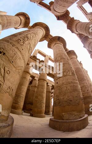 Sala principale del tempio di Karnak con colonne maestose, Luxor, Egitto Foto Stock