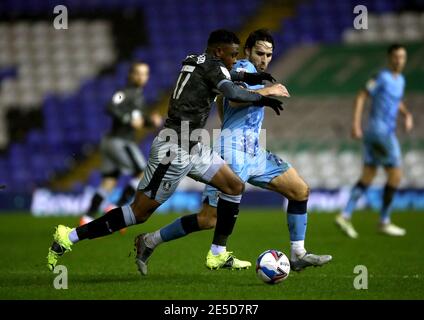 Il Fisayo DELE-Bashiru di Sheffield Wednesday (a sinistra) e il Matty James di Coventry City combattono per la palla durante la partita del campionato Sky Bet al St Andrew's Trillion Trophy Stadium di Birmingham. Data immagine: Mercoledì 27 gennaio 2021. Foto Stock