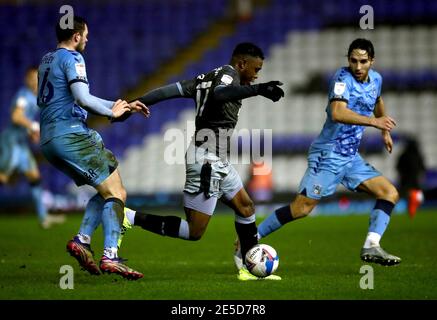 Sheffield Wednesday's Fisayo DELE-Bashiru (centro) combatte per la palla con Matty James di Coventry City (a destra) e Jordan Shipley durante la partita del campionato Sky Bet allo stadio del trilo St Andrew's Trillion Trophy Stadium di Birmingham. Data immagine: Mercoledì 27 gennaio 2021. Foto Stock