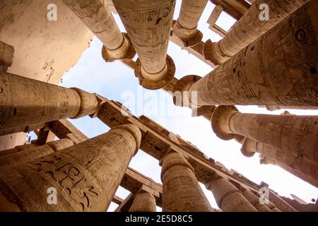 Sala principale del tempio di Karnak con colonne maestose, Luxor, Egitto Foto Stock