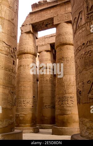 Sala principale del tempio di Karnak con colonne maestose, Luxor, Egitto Foto Stock