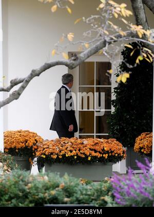 Il presidente DEGLI STATI UNITI George W. Bush torna all'ufficio ovale dopo aver fatto commenti a 2008 campioni sportivi della NCAA, presso la Casa Bianca South Lawn a Washington, DC, USA il 12 novembre 2008. Foto di Olivier Douliery/ABACAPRESS.COM Foto Stock