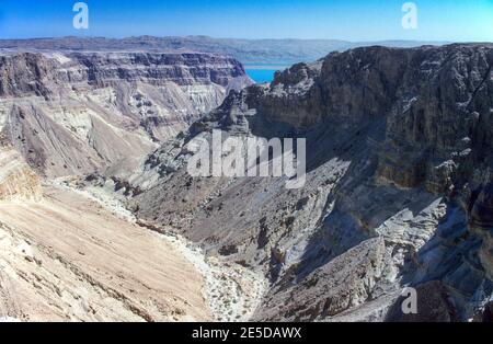 Vista aerea deserto Judaean e scarpata con vista distante Dead Mare Israele Foto Stock
