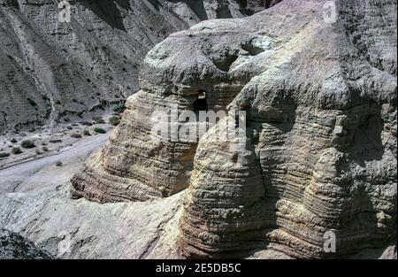 Veduta aerea delle grotte di Qumran, sede dei rotoli del Mar Morto Israele Foto Stock