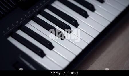 Tastiera elettronica per pianoforte. Primo piano dei tasti del pianoforte in bianco e nero Foto Stock