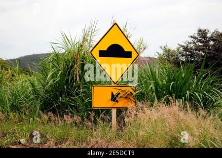 segnale stradale giallo che indica il riduttore di velocità sulla carreggiata - urto - rottura della molla Foto Stock