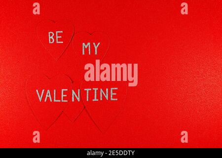 Sia i miei cuori rossi di San Valentino su fondo rosso pieno Foto Stock