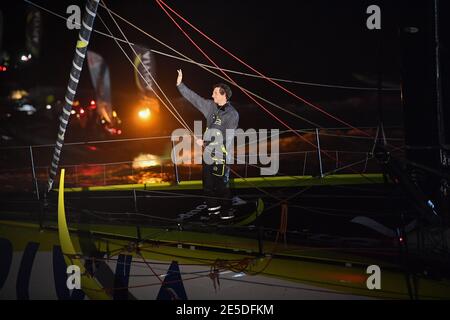 Charlie Dalin (fra) vela sull'Imoca Apivia durante l'arrivo della Vendee Globe 2020-2021, nona edizione della gara di yacht solista non-stop mondiale, il 27 gennaio 2021 a Les Sables-d& 039; Olonne, Francia - Foto Christophe Favreau / DPPI / LM Foto Stock