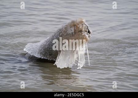 Rocce in lago incrostate di ghiaccio Foto Stock