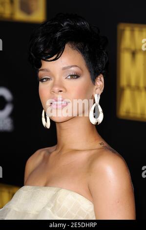 Rihanna arriva per i 2008 American Music Awards che si sono tenuti al Nokia Theatre di Los Angeles, California, USA il 23 novembre 2008. Foto di Lionel Hahn/ABACAPRESS.COM Foto Stock