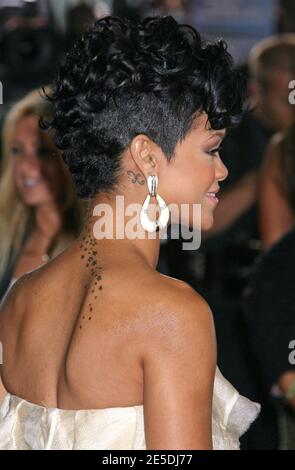 Rihanna arriva per i 2008 American Music Awards che si sono tenuti al Nokia Theatre di Los Angeles, California, USA il 23 novembre 2008. Foto di Baxter/ABACAPRESS.COM Foto Stock