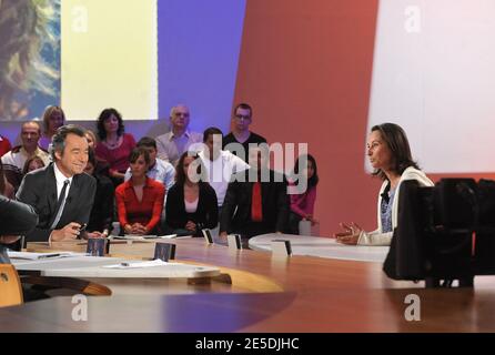 Michel Denisot riceve il socialista francese Segolene Royal durante la trasmissione di 'le Grand Journal' sul canale Canal Plus a Parigi, in Francia, il 24 novembre 2008. Foto di Giancarlo Gorassini/ABACAPRESS.COM Foto Stock