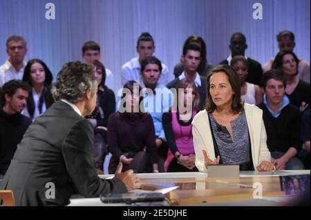 Michel Denisot riceve il socialista francese Segolene Royal durante la trasmissione di 'le Grand Journal' sul canale Canal Plus a Parigi, in Francia, il 24 novembre 2008. Foto di Giancarlo Gorassini/ABACAPRESS.COM Foto Stock