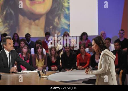 Michel Denisot riceve il socialista francese Segolene Royal durante la trasmissione di 'le Grand Journal' sul canale Canal Plus a Parigi, in Francia, il 24 novembre 2008. Foto di Giancarlo Gorassini/ABACAPRESS.COM Foto Stock