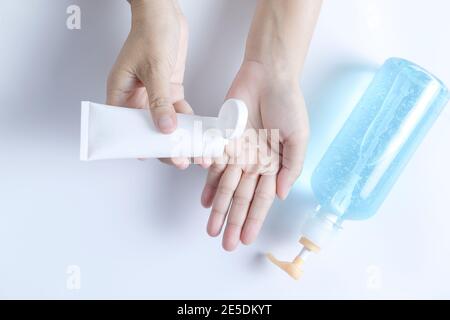 Le donne si lavano le mani con l'igienizzatore per le mani in gel imbevuto di alcool Foto Stock