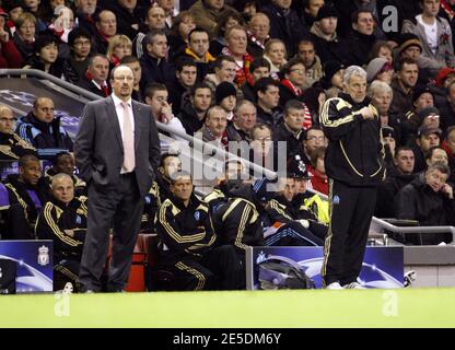 Il manager di Liverpool Rafael Benitez e l'allenatore di OM Eric Gerets durante la partita di calcio della Champions League, Liverpool FC vs Olympique de Marseille allo stadio Anfield di Liverpool il 26 novembre 2008. Liverpool ha vinto 1-0. Foto di Peter Goddard/Cameleon/ABACAPRESS.COM Foto Stock