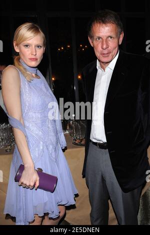 Patrick Poivre d'Arvor e la sua fidanzata Anna Sherbinina partecipano alla festa di beneficenza 'Dessine-moi un mouton', tenutasi al Pavillon le Doyen a Parigi, Francia, il 1° dicembre 2008. Foto di Thierry Orban/ABACAPRESS.COM Foto Stock