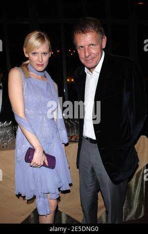 Patrick Poivre d'Arvor e la sua fidanzata Anna Sherbinina partecipano alla festa di beneficenza 'Dessine-moi un mouton', tenutasi al Pavillon le Doyen a Parigi, Francia, il 1° dicembre 2008. Foto di Thierry Orban/ABACAPRESS.COM Foto Stock