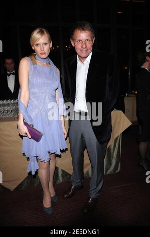 Patrick Poivre d'Arvor e la sua fidanzata Anna Sherbinina partecipano alla festa di beneficenza 'Dessine-moi un mouton', tenutasi al Pavillon le Doyen a Parigi, Francia, il 1° dicembre 2008. Foto di Thierry Orban/ABACAPRESS.COM Foto Stock