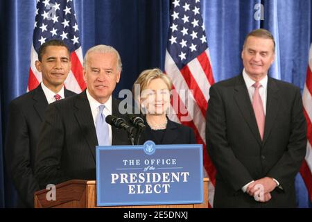 Il vice-presidente eletto Joe Biden parla ai media dopo che il presidente eletto Barack Obama ha introdotto il senatore Hillary Clinton come sua scelta per il Segretario di Stato, come guarda James L. Jones, in pensione, durante una conferenza stampa a Chicago, il 1 dicembre 2008. Foto di Alexandra Buxbaum/ABACAPRESS.COM Foto Stock