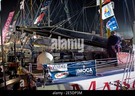 Atmosfera prima della partenza la prestigiosa gara Vendee Globe a Les Sables d'Olonne, in Francia, l'8 e il 9 novembre 2008. Sette marinai britannici, tra cui Brian Thompson, Alex Thomson, Dee Caffari, Sam Davies, Steve White e Mike Golding, stanno entrando con la speranza di rompere il dominio francese dell'evento. In totale 30 skipper lasceranno il porto della costa atlantica per correre in giro per il mondo senza sosta, da soli, tornando all'inizio del 2009. La gara, che si tiene ogni quattro anni, ha fatto di Ellen MacArthur un nome di famiglia nel 2000, quando ha finito secondo. Pete Goss alterò il corso nel 1996 per salvare RaphaÀl D. Foto Stock