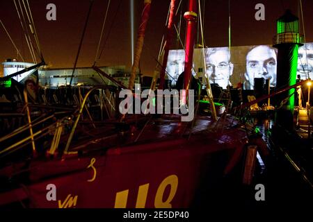 Atmosfera prima della partenza la prestigiosa gara Vendee Globe a Les Sables d'Olonne, in Francia, l'8 e il 9 novembre 2008. Sette marinai britannici, tra cui Brian Thompson, Alex Thomson, Dee Caffari, Sam Davies, Steve White e Mike Golding, stanno entrando con la speranza di rompere il dominio francese dell'evento. In totale 30 skipper lasceranno il porto della costa atlantica per correre in giro per il mondo senza sosta, da soli, tornando all'inizio del 2009. La gara, che si tiene ogni quattro anni, ha fatto di Ellen MacArthur un nome di famiglia nel 2000, quando ha finito secondo. Pete Goss alterò il corso nel 1996 per salvare RaphaÀl D. Foto Stock