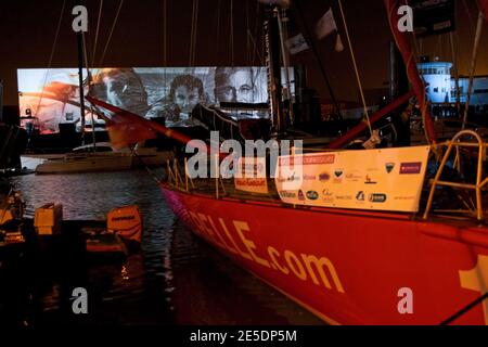 Atmosfera prima della partenza la prestigiosa gara Vendee Globe a Les Sables d'Olonne, in Francia, l'8 e il 9 novembre 2008. Sette marinai britannici, tra cui Brian Thompson, Alex Thomson, Dee Caffari, Sam Davies, Steve White e Mike Golding, stanno entrando con la speranza di rompere il dominio francese dell'evento. In totale 30 skipper lasceranno il porto della costa atlantica per correre in giro per il mondo senza sosta, da soli, tornando all'inizio del 2009. La gara, che si tiene ogni quattro anni, ha fatto di Ellen MacArthur un nome di famiglia nel 2000, quando ha finito secondo. Pete Goss alterò il corso nel 1996 per salvare RaphaÀl D. Foto Stock