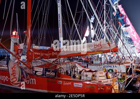 Atmosfera prima della partenza la prestigiosa gara Vendee Globe a Les Sables d'Olonne, in Francia, l'8 e il 9 novembre 2008. Sette marinai britannici, tra cui Brian Thompson, Alex Thomson, Dee Caffari, Sam Davies, Steve White e Mike Golding, stanno entrando con la speranza di rompere il dominio francese dell'evento. In totale 30 skipper lasceranno il porto della costa atlantica per correre in giro per il mondo senza sosta, da soli, tornando all'inizio del 2009. La gara, che si tiene ogni quattro anni, ha fatto di Ellen MacArthur un nome di famiglia nel 2000, quando ha finito secondo. Pete Goss alterò il corso nel 1996 per salvare RaphaÀl D. Foto Stock