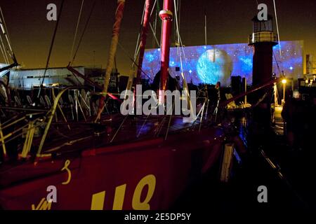 Atmosfera prima della partenza la prestigiosa gara Vendee Globe a Les Sables d'Olonne, in Francia, l'8 e il 9 novembre 2008. Sette marinai britannici, tra cui Brian Thompson, Alex Thomson, Dee Caffari, Sam Davies, Steve White e Mike Golding, stanno entrando con la speranza di rompere il dominio francese dell'evento. In totale 30 skipper lasceranno il porto della costa atlantica per correre in giro per il mondo senza sosta, da soli, tornando all'inizio del 2009. La gara, che si tiene ogni quattro anni, ha fatto di Ellen MacArthur un nome di famiglia nel 2000, quando ha finito secondo. Pete Goss alterò il corso nel 1996 per salvare RaphaÀl D. Foto Stock