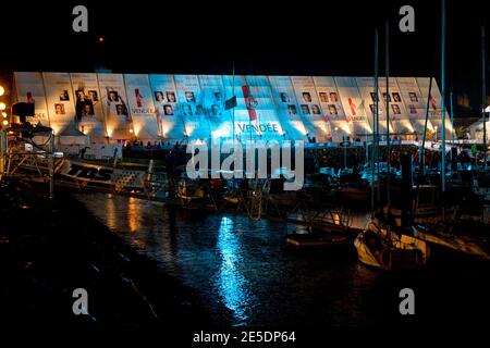 Atmosfera prima della partenza la prestigiosa gara Vendee Globe a Les Sables d'Olonne, in Francia, l'8 e il 9 novembre 2008. Sette marinai britannici, tra cui Brian Thompson, Alex Thomson, Dee Caffari, Sam Davies, Steve White e Mike Golding, stanno entrando con la speranza di rompere il dominio francese dell'evento. In totale 30 skipper lasceranno il porto della costa atlantica per correre in giro per il mondo senza sosta, da soli, tornando all'inizio del 2009. La gara, che si tiene ogni quattro anni, ha fatto di Ellen MacArthur un nome di famiglia nel 2000, quando ha finito secondo. Pete Goss alterò il corso nel 1996 per salvare RaphaÀl D. Foto Stock