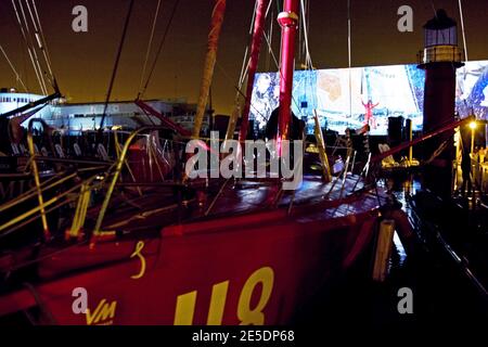 Atmosfera prima della partenza la prestigiosa gara Vendee Globe a Les Sables d'Olonne, in Francia, l'8 e il 9 novembre 2008. Sette marinai britannici, tra cui Brian Thompson, Alex Thomson, Dee Caffari, Sam Davies, Steve White e Mike Golding, stanno entrando con la speranza di rompere il dominio francese dell'evento. In totale 30 skipper lasceranno il porto della costa atlantica per correre in giro per il mondo senza sosta, da soli, tornando all'inizio del 2009. La gara, che si tiene ogni quattro anni, ha fatto di Ellen MacArthur un nome di famiglia nel 2000, quando ha finito secondo. Pete Goss alterò il corso nel 1996 per salvare RaphaÀl D. Foto Stock