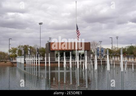 Una bandiera degli Stati Uniti vola a metà albero ai USS Arizona Memorial Gardens a Salt River, martedì 26 gennaio 2021, a Scottsdale, Ariza. Il sito, a SA Foto Stock