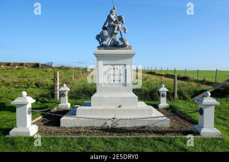 Statua commemorativa all'esterno della Cappella Italiana, Lamb Holm, Orkney Islands, Scotland, UK Foto Stock