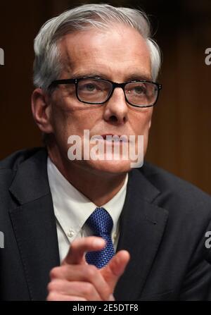 Denis McDonough, Segretario degli Affari dei Veterani nominato per il Presidente Joe Biden, testimonia durante la sua audizione di conferma della Commissione per gli Affari dei Veterani del Senato, a Capitol Hill, Washington, DC, mercoledì 27 gennaio 2021. Credit: Leigh Vogel/Pool via CNP | utilizzo in tutto il mondo Foto Stock