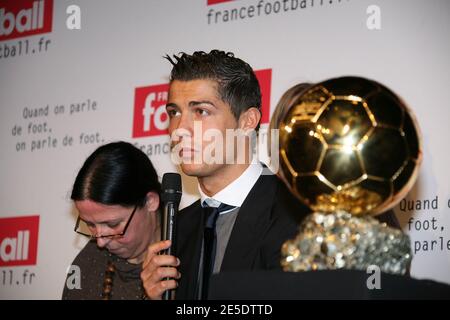 Cristiano Ronaldo di Portgual tiene il Trofeo 'Ballon D'Or France Football' durante una conferenza stampa dopo la televisione francese TF1. La famiglia di Ronaldo era lì con Sir Alex Ferguson, direttore del Manchester United. A Issy-les-Moulineaux vicino Parigi, Francia il 7 dicembre 2008. Foto di Denis Guignebourg/Cameleon/ABACAPRESS.COM Foto Stock