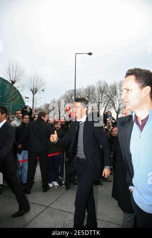 Cristiano Ronaldo di Portgual tiene il Trofeo 'Ballon D'Or France Football' durante una conferenza stampa dopo la televisione francese TF1. La famiglia di Ronaldo era lì con Sir Alex Ferguson, direttore del Manchester United. A Issy-les-Moulineaux vicino Parigi, Francia il 7 dicembre 2008. Foto di Denis Guignebourg/Cameleon/ABACAPRESS.COM Foto Stock