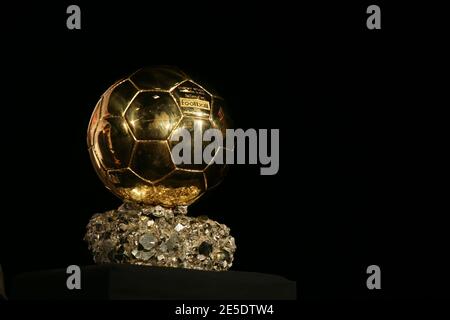Cristiano Ronaldo di Portgual tiene il Trofeo 'Ballon D'Or France Football' durante una conferenza stampa dopo la televisione francese TF1. La famiglia di Ronaldo era lì con Sir Alex Ferguson, direttore del Manchester United. A Issy-les-Moulineaux vicino Parigi, Francia il 7 dicembre 2008. Foto di Denis Guignebourg/Cameleon/ABACAPRESS.COM Foto Stock