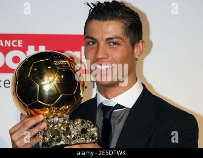 Cristiano Ronaldo di Portgual tiene il Trofeo 'Ballon D'Or France Football' durante una conferenza stampa dopo la televisione francese TF1. La famiglia di Ronaldo era lì con Sir Alex Ferguson, direttore del Manchester United. A Issy-les-Moulineaux vicino Parigi, Francia il 7 dicembre 2008. Foto di Denis Guignebourg/Cameleon/ABACAPRESS.COM Foto Stock