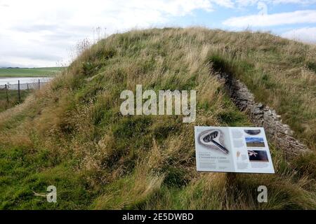 Cuween Hill Chambered Cairn il neolitico è stato calunniato a Mainland, l'isola principale di Orkney, Scozia Foto Stock