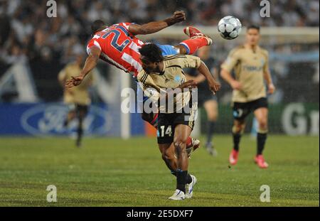 Luis Perea dell'Atletico e Bakari Kone dell'OM durante la partita di calcio della UEFA Champions League, Olympique de Marseille vs Atletico Madrid allo stadio Veledrome di Marsiglia, Francia, il 09 dicembre 2008. La partita si è conclusa con un sorteggio di 0-0. Foto di Steeve McMay/Cameleon/ABACAPRESS.COM Foto Stock