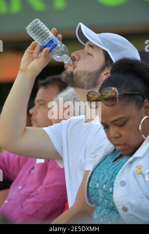 KEY BISCAYNE, FL - MARZO 21: Naomi Osaka del Giappone sconfigge Serena Williams degli Stati Uniti durante il Miami Open presentato da Itau al Crandon Park Tennis Center il 21 Marzo 2018 a Key Biscayne, Florida. People: Alexis Ohanian Credit: Storms Media Group/Alamy Live News Foto Stock