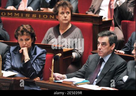 Roselyne Bachelot-Narquin, Ministro francese per la Salute, la Gioventù, lo Sport e le Associazioni, Christine Boutin e il primo Ministro Francois Fillon partecipano ad una sessione di lavoro all'Assemblea Nazionale di Parigi, in Francia, il 9 dicembre 2008. Foto di Nicolas Gouhier/ABACAPRESS.COM Foto Stock