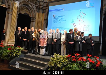 (L-R) il sindaco di Parigi Bertrand Delanoe, ex sindaco di Roma Walter Veltroni, politico franco-colombiano ed ex ostaggio delle FARC Ingrid Betancourt, frontman degli U2 Bono, Tandiwe Chama, ricettore del Premio internazionale per la pace per l'infanzia 2007, ex presidente polacco Lech Walesa, ex presidente sudafricano Frederik Willem De Klerk e Betty Williams, Vincitore del Premio Nobel per la pace nel 1976, posa sul palco con un ritratto del leader birmano dell'opposizione Aung San Suu Kyi, durante il nono vertice mondiale dei Premi Nobel per la pace tenutosi presso il municipio di Parigi, Francia, il 12 dicembre 2008. Foto di Mouss Foto Stock