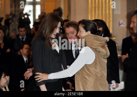 La prima signora francese Carla Bruni Sarkozy (L) e politico franco-colombiano ed ex ostaggio della FARC Ingrid Betancourt durante il nono vertice mondiale dei premi Nobel per la pace tenutosi al Municipio di Parigi, Francia, il 12 dicembre 2008. Foto di Mousse/ABACAPRESS.COM Foto Stock