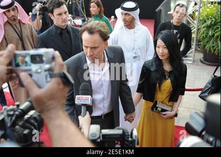 L'attore statunitense Nicolas Cage e sua moglie Alice Kim Cage arrivano per la proiezione di "Rachelle Got Married" durante il Dubai International Film Festival, a Dubai, Emirati Arabi Uniti, il 13 dicembre 2008. Foto di Ammar Abd Rabbo/ABACAPRESS.COM Foto Stock
